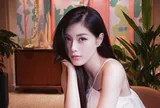 'Hoa khôi bóng chuyền' khoe vai trần gợi cảm