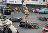 Ô tô lao nhanh tông 5 xe máy ngay giao lộ ở TPHCM