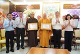 Lãnh đạo TPHCM trao bằng khen cho Thượng tọa Thích Thanh Phong và Thích Tâm Hải