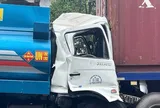 Xe container đang dừng đèn đỏ thì bị tông, gây ùn tắc hơn 1 km