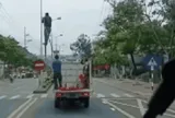 CLIP: Xử lý tài xế xe biển xanh chở người "làm xiếc" trên quốc lộ