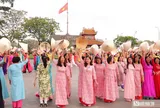 Gần 1.000 phụ nữ xúng xính áo dài đồng diễn dân vũ trong ngày hội 'Rực rỡ tháng 3'