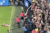 Fan quá khích có thể điên rồ tới mức này: Đem loạt búp bê "người lớn" ném rào rào xuống sân, phá hỏng trận đấu của "thiên thần" Di María
