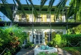 Vì sao có đồng xu dưới bể bơi ở nhà văn hào Ernest Hemingway?