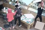 VIDEO: Thót tim em bé rơi xuyên qua trần thạch cao khi tìm đồ chơi