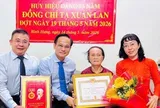 TPHCM: 31 đảng viên xã Bình Hưng nhận Huy hiệu Đảng