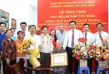 TPHCM trao Huy hiệu 80 năm, 70 năm tuổi Đảng cho đảng viên lão thành