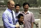 Tổng thống Putin gặp lại “cậu bé” chụp ảnh cùng ở Bắc Kinh 26 năm trước