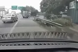 Người đàn ông tự xưng thầy dạy lái xe đi sai làn, hỏi CSGT: 'Em biết anh không?'