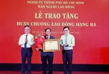 Nhà báo Tô Đình Tuân vinh dự nhận Huân chương Lao động hạng Ba