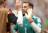 Neuer phá luật