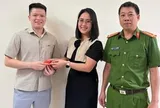 Phát hiện hộp màu đỏ có 2 nhẫn vàng trước cửa siêu thị, công an mời một người đàn ông lên xác minh