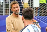 Vẻ mặt của Klopp nói lên tất cả về Messi