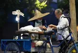 Cụ ông 92 tuổi bán bánh gần 2.000 đồng suốt 2 thập kỷ, quyết không tăng giá