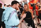 Messi "giải cứu" nữ phóng viên xinh đẹp bằng 1 câu nói