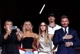 Tiểu thư Harper Beckham khoe visual sáng bừng, vóc dáng phổng phao cùng David Beckham trên khán đài cổ vũ tuyển Anh