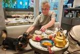 Khách cho chó cùng ăn trên đĩa nhà hàng cao cấp gây làn sóng sợ hãi ở Hong Kong