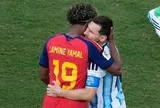 Khoảnh khắc Lamine Yamal ôm Messi sau chung kết World Cup 2026