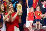 Hai Công chúa Tây Ban Nha ôm cúp vàng World Cup sau 16 năm