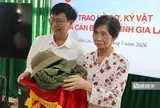 "Được tận tay chạm vào kỷ vật của cha"