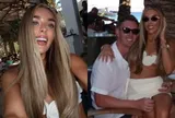 Sao tuyển Anh đi "xả hơi" sau World Cup cùng vợ đẹp, nàng WAG diện bikini nóng bỏng khung hình