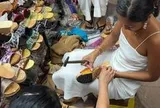 Khách Tây rỉ tai nhau về "pháp sư" chợ Tân Định: 15 phút phù phép đôi guốc mộc, tay nghề thủ công khiến người xem nổi da gà