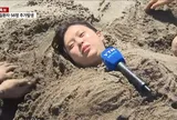Đang đắp cát ở Jeju, du khách bất ngờ lên sóng truyền hình Hàn Quốc