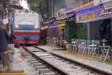 Du khách bị tàu hất văng điện thoại tại 'phố cà phê đường tàu'