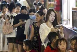 Đầm Sen đông nghịt