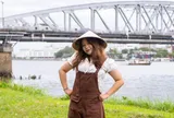 Đội mưa chụp ảnh tại bãi cỏ 'nàng thơ' ven sông Hương ở Huế