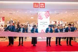 UNIQLO mở cửa hàng đầu tiên tại Thanh Hóa, đưa bãi biển Sầm Sơn, nem chua, chè lam Phủ Quảng lên áo