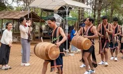 Mùng 3 Tết, du khách đổ về dự lễ hội đường phố “Âm vang Măng Đen”