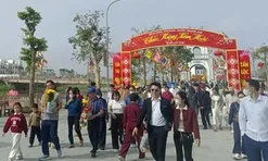 VIDEO: Hàng vạn người dân nô nức đi lễ đền ông Hoàng Mười cầu an đầu năm