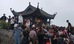 Cảnh báo khi du khách liên tục trượt ngã trên núi Yên Tử