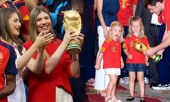 Hai Công chúa Tây Ban Nha ôm cúp vàng World Cup sau 16 năm