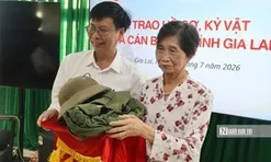 "Được tận tay chạm vào kỷ vật của cha"