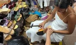 Khách Tây rỉ tai nhau về "pháp sư" chợ Tân Định: 15 phút phù phép đôi guốc mộc, tay nghề thủ công khiến người xem nổi da gà