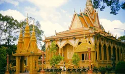 Bên trong ngôi chùa Khmer dát vàng đang 'hot' nhất Trà Vinh