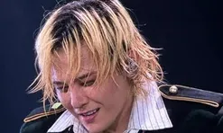 Big Bang làm 'nổ tung' Mỹ Đình, G-Dragon đập đàn gây sốc
