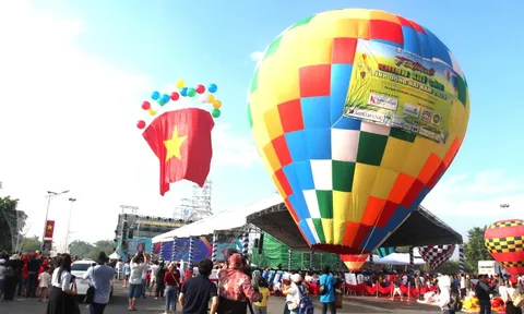 Hàng ngàn du khách 'check-in' tại Festival khinh khí cầu lớn nhất từ trước đến nay