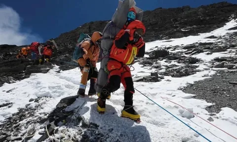 Nepal ra quy định mới làm thay đổi cuộc chơi trên đỉnh Everest