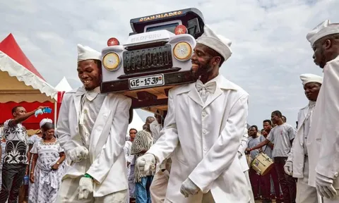 Tang lễ rộn ràng và những quan tài 'độc lạ' ở Ghana