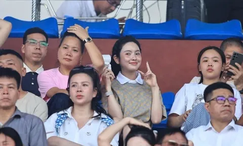 Chu Thanh Huyền nhí nhảnh tạo dáng trước ống kính truyền thông
