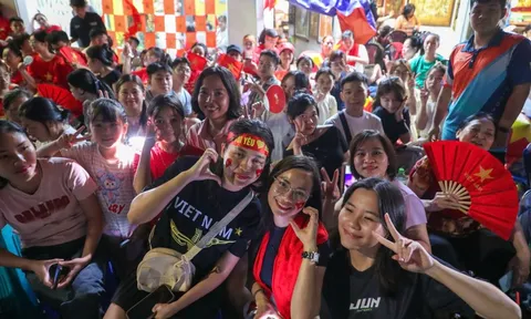 "Đêm trắng" của hàng trăm ngàn người dân háo hức chờ xem diễu binh A80