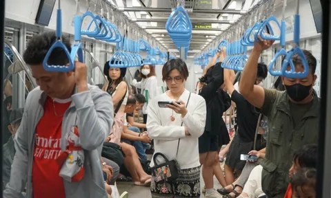 Chen chân đi metro TP.HCM