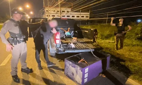 Lái xe không biển số, chạy ngược chiều, kéo trộm cây ATM ở Thái Lan