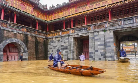 Lũ ngập ngang người trước Đại nội Huế