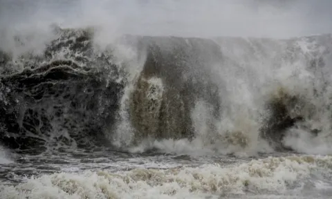 Sóng biển Quy Nhơn dữ dội, trời đen kịt trước bão số 13