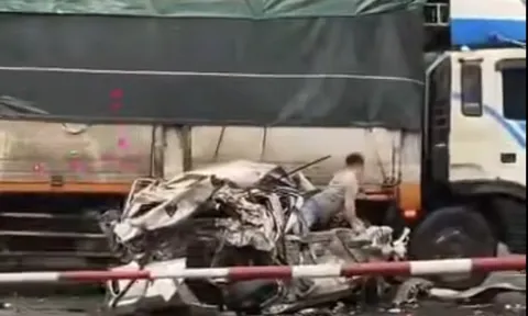 Ô tô nát bươm sau tai nạn, tài xế thoát chết thần kỳ, tự mở cửa chui ra ngoài