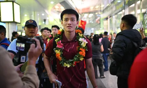 "Người hùng" U22 Việt Nam Thanh Nhàn về nước trong vòng tay người hâm mộ: "Đông quá ạ, thật sự rất tuyệt vời"